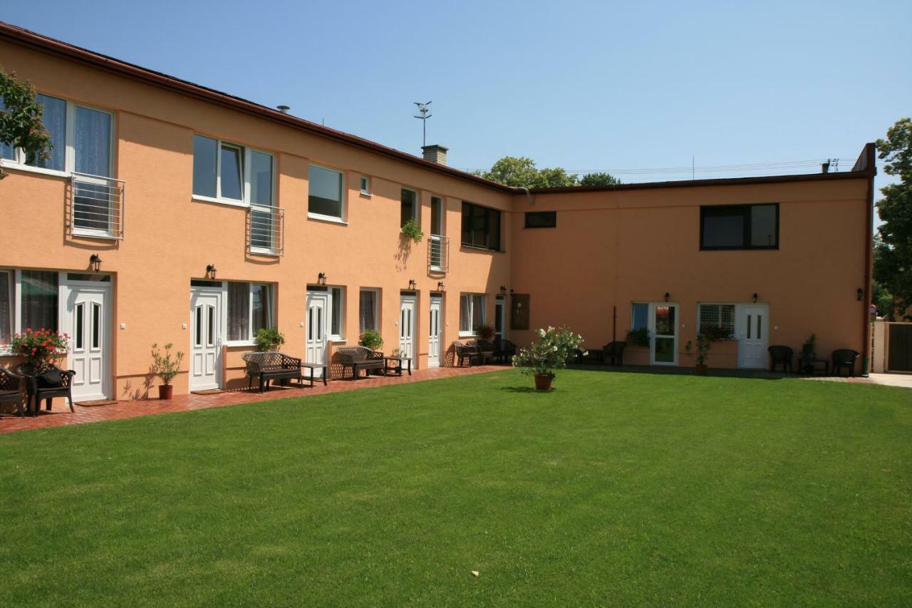 Penzion Atlas Štúrovo Zewnętrze zdjęcie